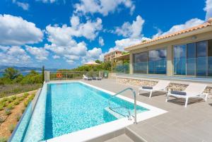 een villa met een zwembad en een huis bij Villa Lassi Fos in Kefallonia