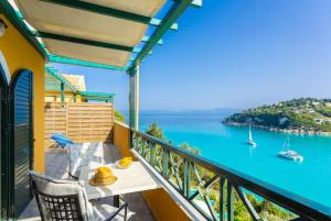 een balkon met uitzicht op het water bij Katerina in Dalietátika