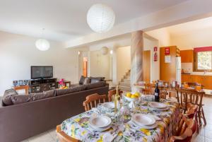 una sala de estar con una mesa y un sofá en Villa Halima Alexandros, en Polis Chrysochous