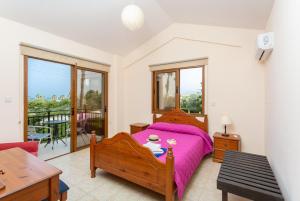 Un dormitorio con una cama con una manta morada. en Villa Halima Alexandros, en Polis Chrysochous 40 fotos más