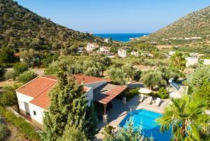 uma vista aérea de uma villa com piscina em Villa Dimitrios em Vlikhádha
