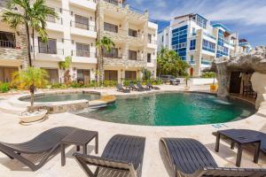Bazén v ubytování Suites at Grand Laguna Beach by Calisto Stays nebo v jeho okolí