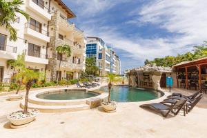 Bazén v ubytování Suites at Grand Laguna Beach by Calisto Stays nebo v jeho okolí