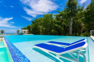 Bazén v ubytování Suites at Grand Laguna Beach by Calisto Stays nebo v jeho okolí