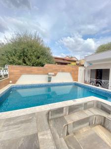 een zwembad in een achtertuin met bij Chácara de luxo aconchegante no centro de Socorro! in Socorro
