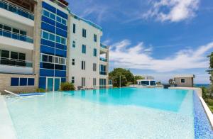 Bazén v ubytování Suites at Grand Laguna Beach by Calisto Stays nebo v jeho okolí
