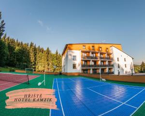 Tenis a/nebo squash v ubytování Depandance hotelu Kamzík nebo okolí