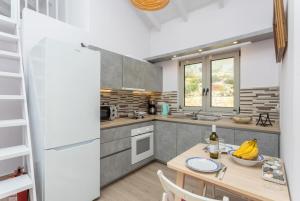 Kuchyň nebo kuchyňský kout v ubytování Villa Ifigeneia