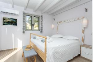 Postel nebo postele na pokoji v ubytování Villa Ifigeneia + 37 fotografií