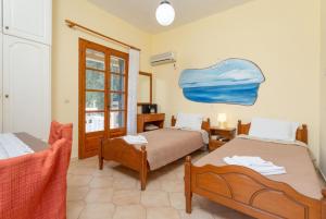 アカラヴィにあるVilla Thespinaのベッドルーム1室(ベッド2台付)、壁に青い雲が備わります。