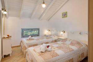 Un dormitorio con dos camas y una ventana. en Villa Stephania, en Gáios 37 fotos más