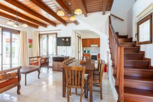 a kitchen and dining room with a table and chairs at Villa Eva in Epáno Kefalás