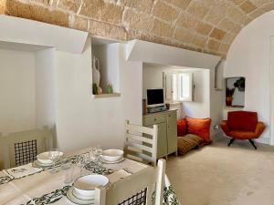 een keuken en een woonkamer met een tafel en stoelen bij Cà Mì Apartment in Galatone