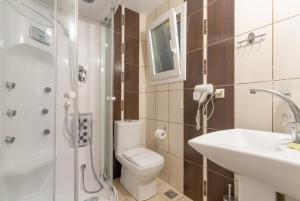 アギオス・ステファノスにあるFoteini Apartmentのバスルーム(トイレ、洗面台、シャワー付)