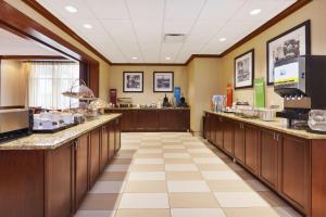 a restaurant with a cafeteriaasteryasteryasteryasteryasteryasteryasteryasteryasteryasteryastery at Hampton Inn Detroit/Southgate in Southgate