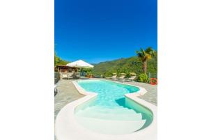 una piscina en un complejo turístico con piscina en Villa Casale Le Selve, en Lucca