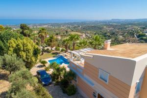 una vista aérea de una casa con piscina en Villa Astro, en Agia Triada