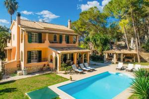 uma propriedade com uma piscina em frente a uma casa em Villa Durrell em Kontokali