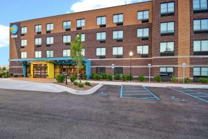 un parking vide devant un bâtiment en briques dans l'établissement Tru By Hilton Sterling Heights Detroit, à Sterling Heights