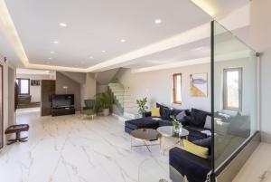 una sala de estar con un sofá y una mesa en Villa Lulla, en Beritianá