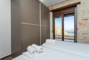 Dos camas en una habitación con una gran ventana. en Villa Lulla, en Beritianá 48 fotos más