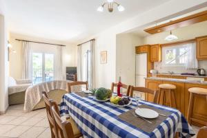 a kitchen and a dining room with a table and chairs at Villa Youla in Nisaki