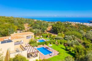 una vista aérea de una villa con piscina en Villa Mary, en Gerani