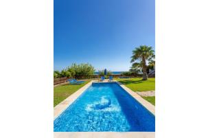 Bazén v ubytování Andreas Beach Villa nebo v jeho okolí