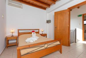 Postel nebo postele na pokoji v ubytování Andreas Beach Villa