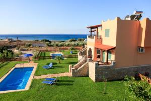 Bazén v ubytování Andreas Beach Villa nebo v jeho okolí