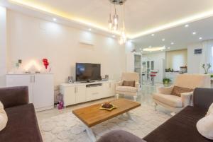 sala de estar con sofá y TV en Villa Mina, en Muğla