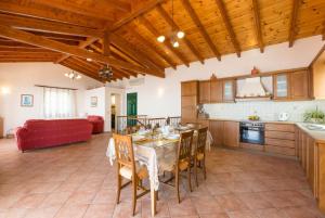 Η κουζίνα ή μικρή κουζίνα στο Villa Armandos