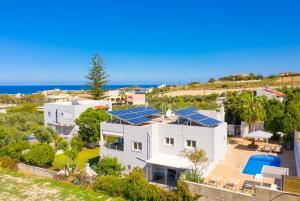 - une vue aérienne sur une maison dotée de panneaux solaires dans l'établissement Villa Thetis, à Adelianos Kampos