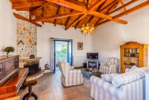 sala de estar con muebles y chimenea en Villa Levanda, en Panormos Skopelos