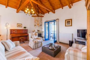 sala de estar con sofá y chimenea en Villa Levanda, en Panormos Skopelos