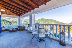 sala de estar con balcón con sofá y sillas en Villa Levanda, en Panormos Skopelos