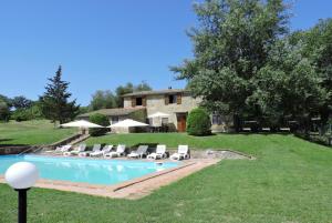 una casa con piscina en el patio en Villa Mealli, en Celle sul Rigo