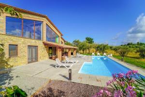The swimming pool at or close to Villa Il Girasole