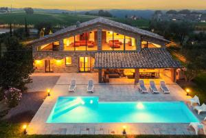 The swimming pool at or close to Villa Il Girasole