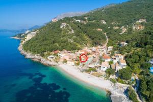 z góry widok na wioskę na plaży w obiekcie Georgia w mieście Katávolos