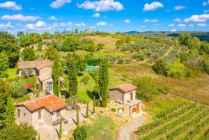 una vista aérea de una finca con un viñedo en Villa Casale Silvia, en Terni