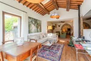 - un salon avec un canapé et une table dans l'établissement Villa Casale Silvia, à Terni