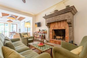 sala de estar con chimenea y sofás en Villa Casale Silvia, en Terni