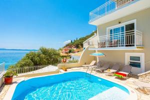 Bazén v ubytování Villa Thalassa nebo v jeho okolí