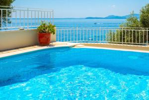 Bazén v ubytování Villa Thalassa nebo v jeho okolí