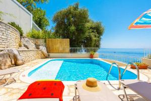 Bazén v ubytování Villa Thalassa nebo v jeho okolí