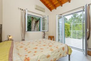 Postel nebo postele na pokoji v ubytování Villa Thalassa + 32 fotografií