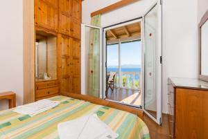 1 dormitorio con cama y vistas al océano en Dolphin Villa 3, en Porto Ozias