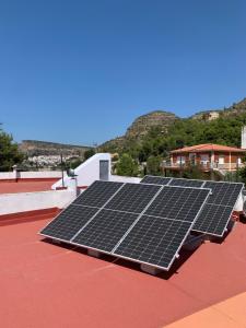 朱利亞的住宿－DeCASTA，房屋屋顶上的一组太阳能电池板