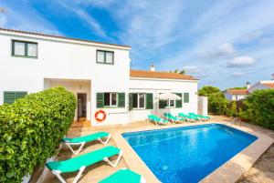 uma villa com uma piscina e uma casa em Villa Bini Estrella em Es Canutells